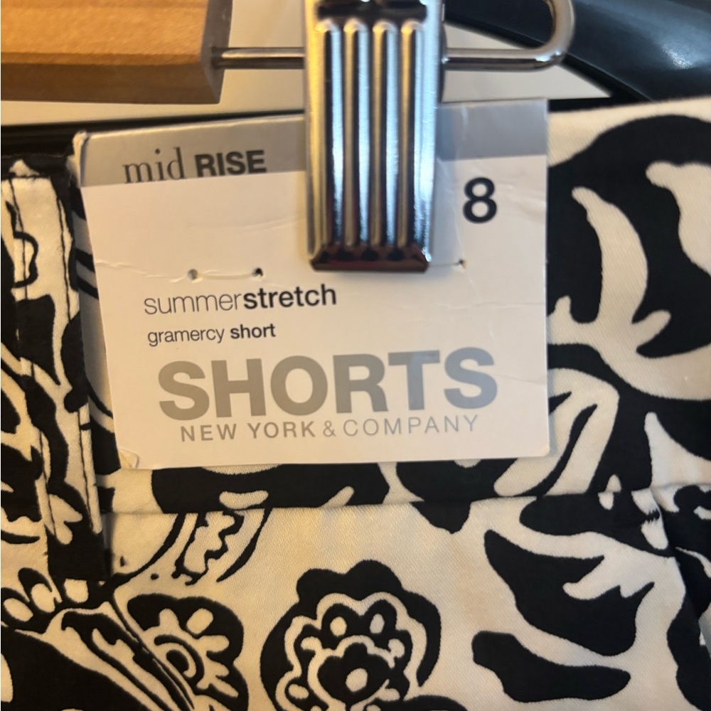 NWT New York & Company Black and White Patterned Shorts - Picture 2 of 5